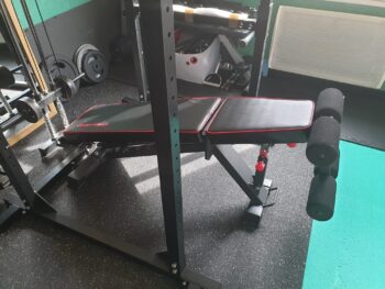 Photo du banc de musculation dans le HomeGym de Cédric.