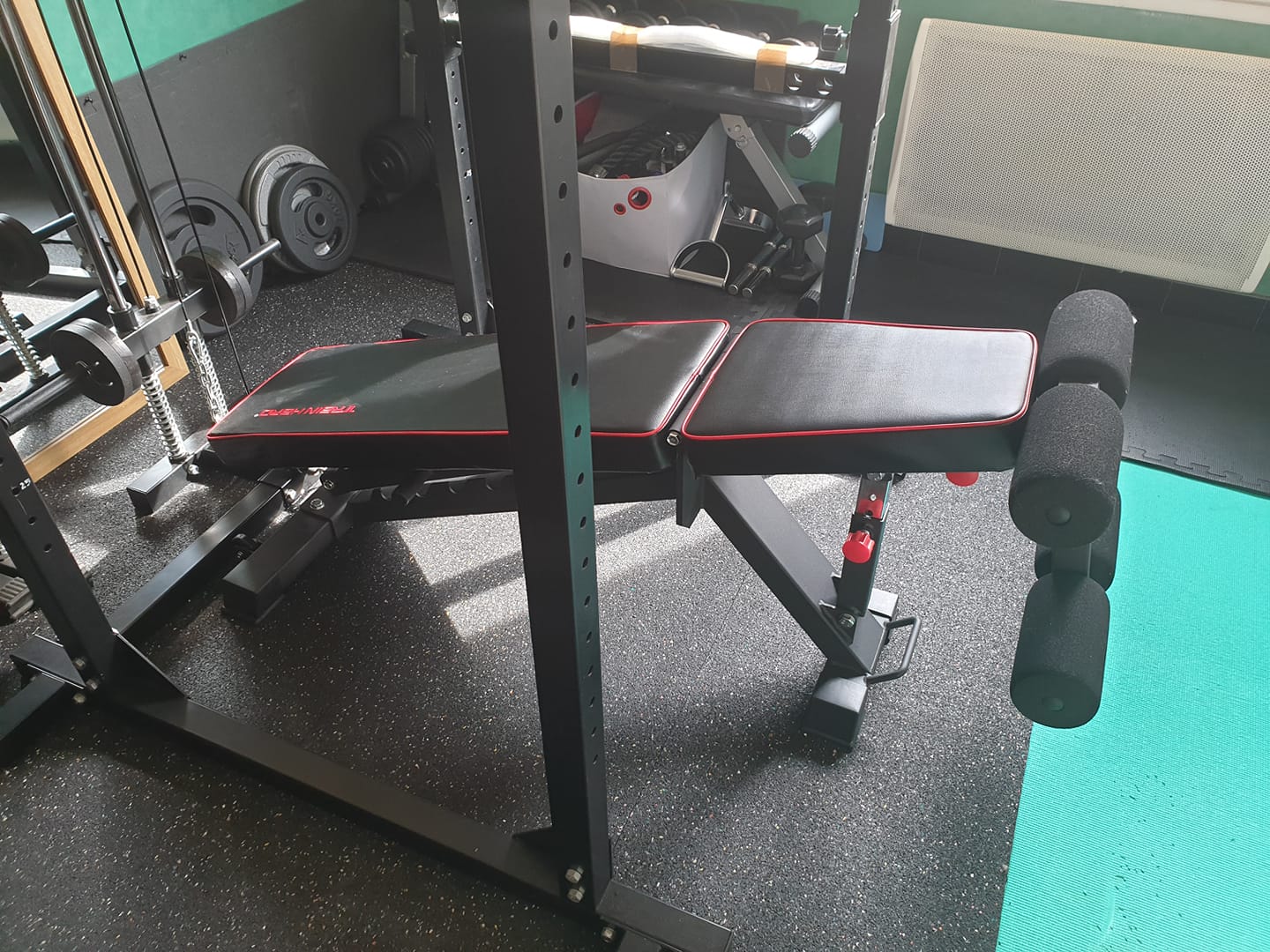 Banc de musculation pour home-gym compact avec siège et dossier réglables